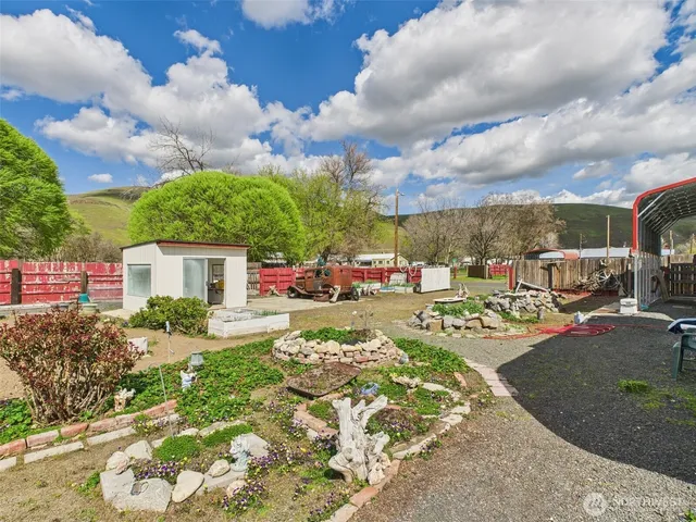 $159,000 | 315 West 2nd Street, Starbuck, WA 99359