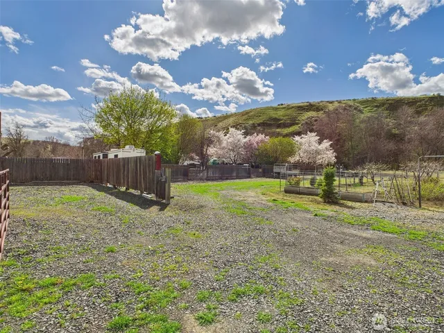 $159,000 | 315 West 2nd Street, Starbuck, WA 99359