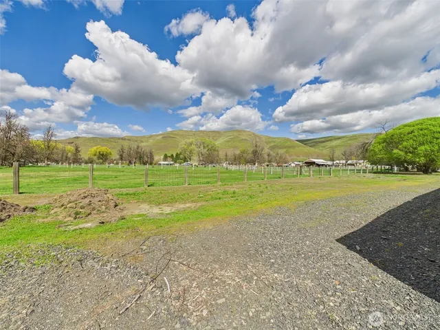 $159,000 | 315 West 2nd Street, Starbuck, WA 99359