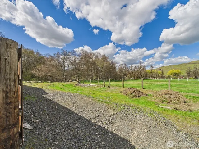 $159,000 | 315 West 2nd Street, Starbuck, WA 99359