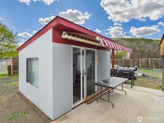 $159,000 | 315 West 2nd Street, Starbuck, WA 99359