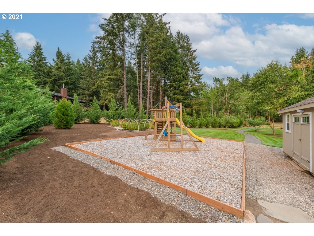 21892 South Ferguson Road Beavercreek, OR 97004 - Photo 31 of 32 a view of a entertaining space