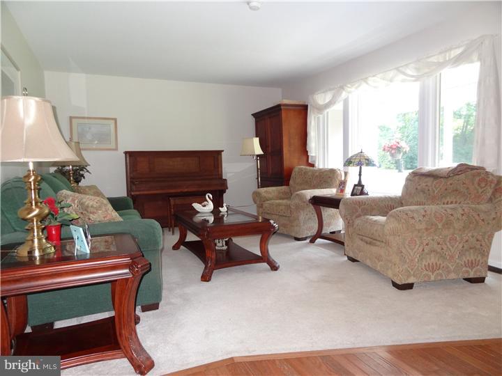 125 Bracken Road Medford, NJ 08055 - Photo 3 of 12 Living Room