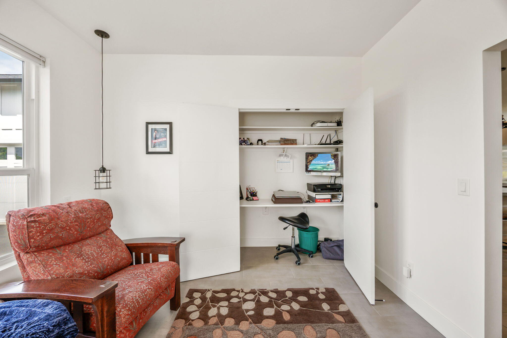 1827 Houston Road Medford, OR 97501 - Photo 63 of 70 a room with furniture and a window