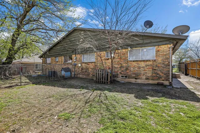 a view of a house with a backyard