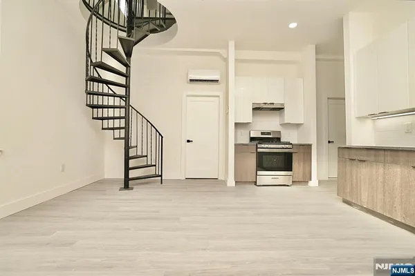 $3,400 | 536-540 Central Avenue, Unit 403, Newark, NJ 07107