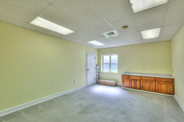 an empty room with windows and pillars in it