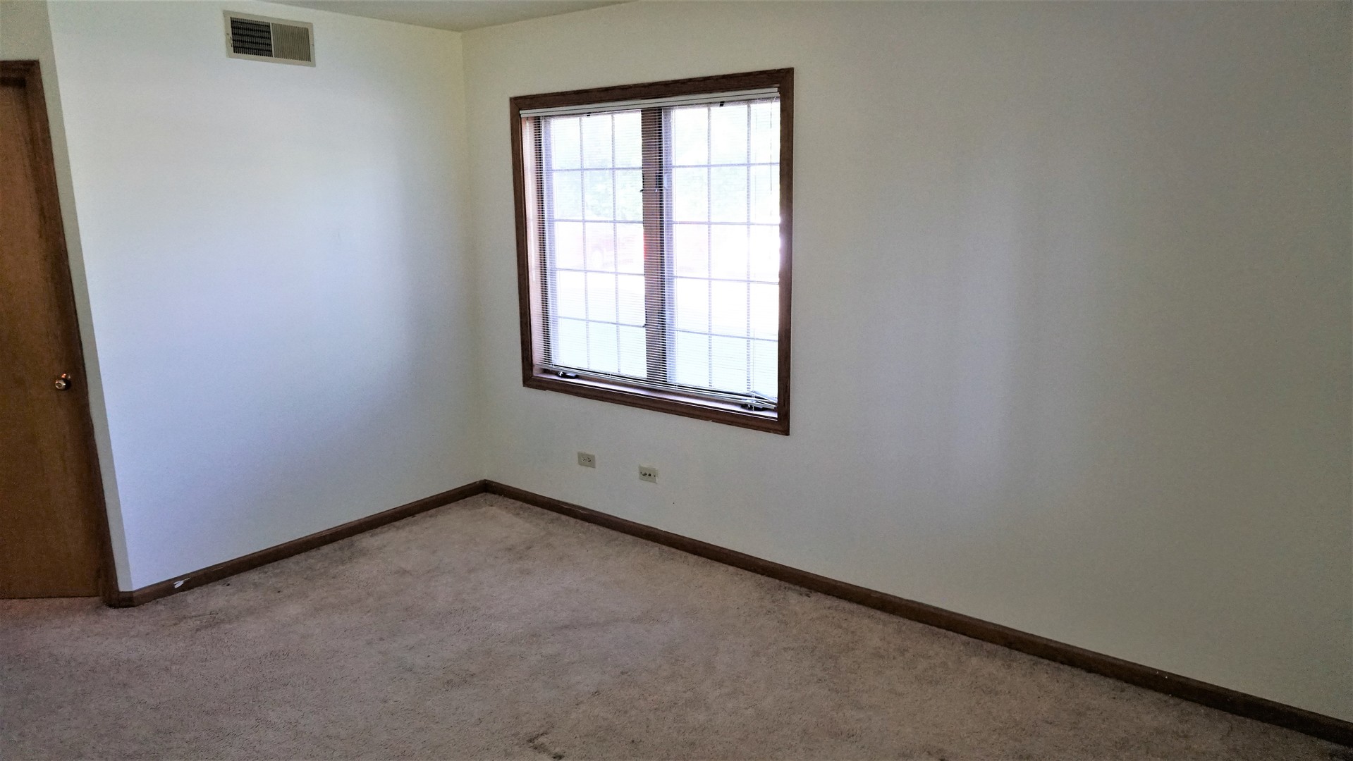 2161 Oak Road, Unit 1C Homewood, IL 60430 - Photo 13 of 17 an empty room with a window