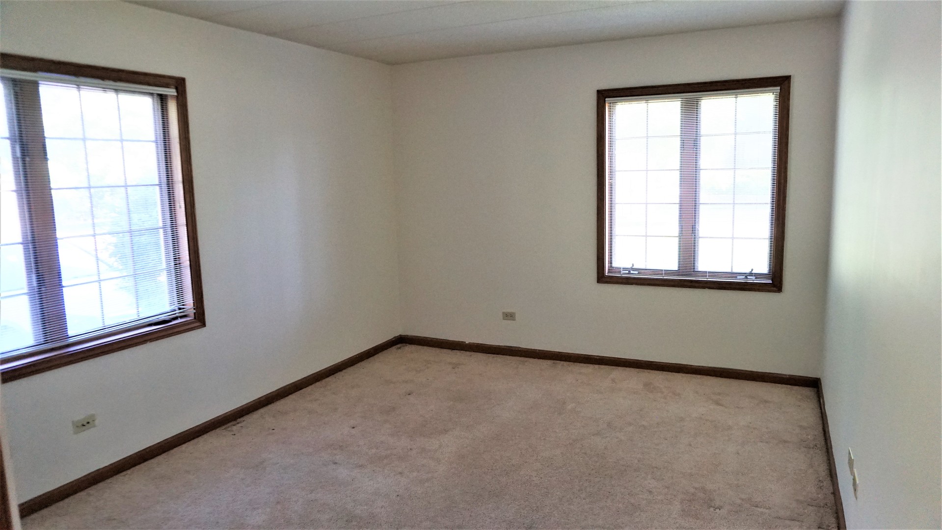 2161 Oak Road, Unit 1C Homewood, IL 60430 - Photo 14 of 17 an empty room with a window