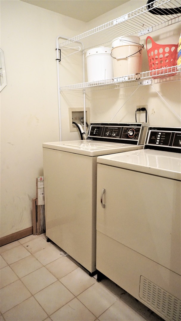 2161 Oak Road, Unit 1C Homewood, IL 60430 - Photo 15 of 17 a utility room with dryer and washer