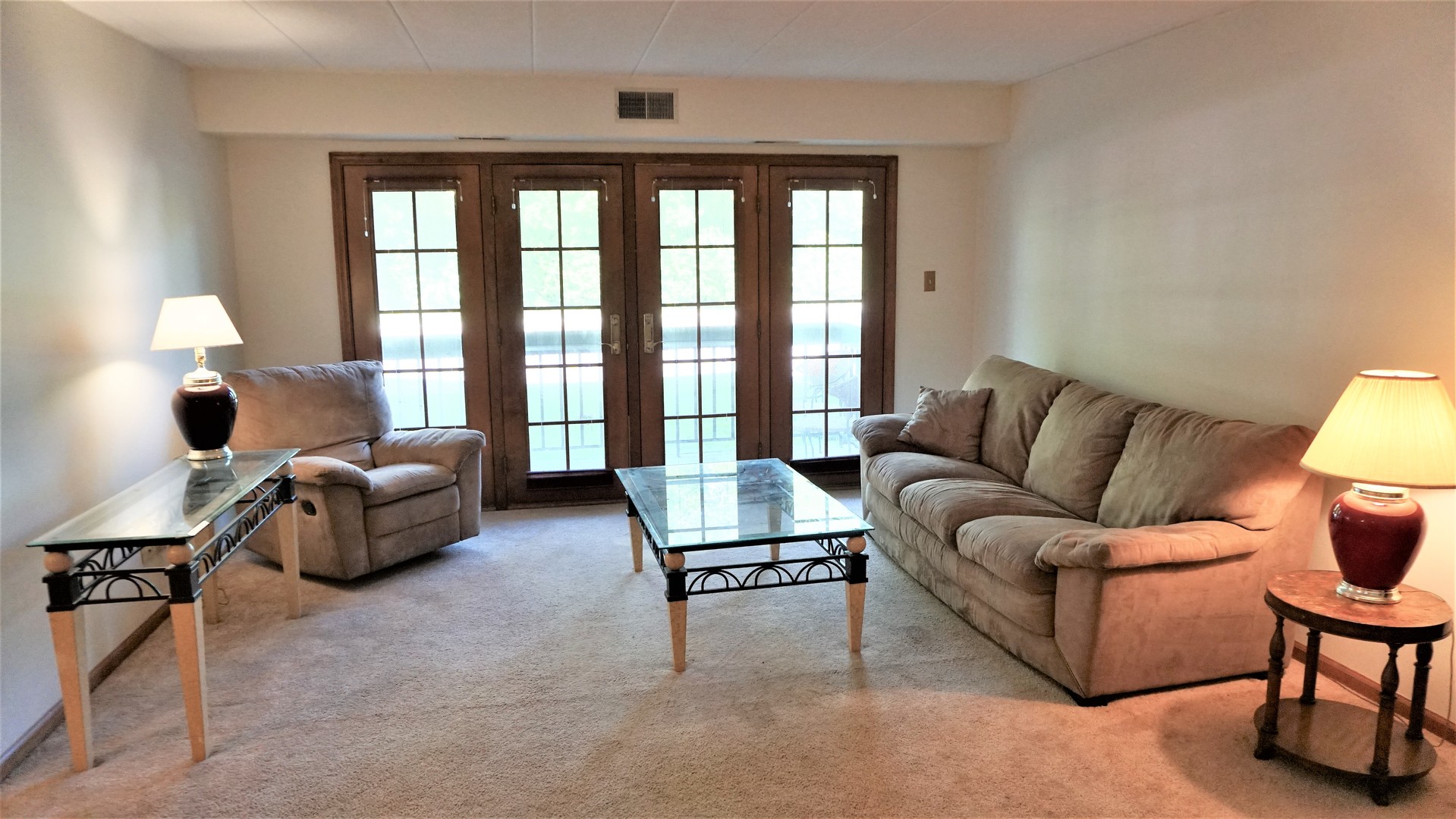 2161 Oak Road, Unit 1C Homewood, IL 60430 - Photo 3 of 17 a living room with furniture and a lamp