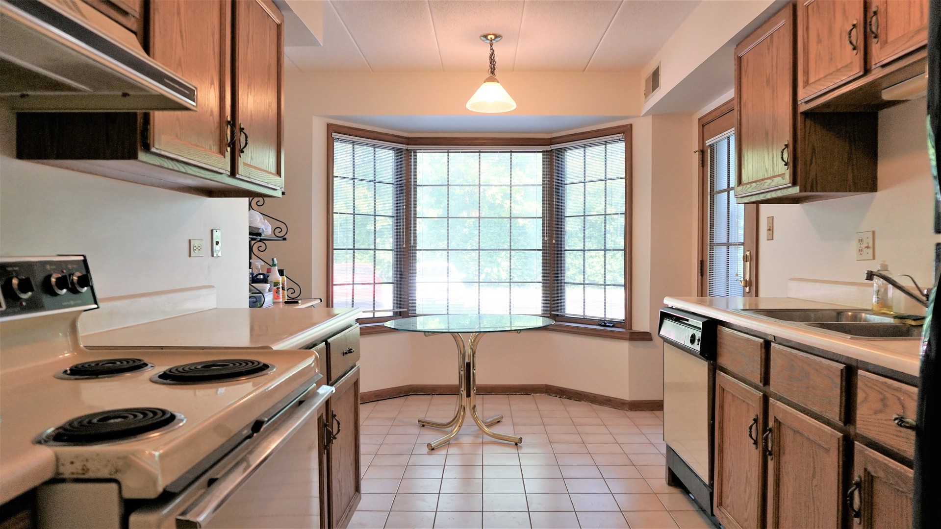 2161 Oak Road, Unit 1C Homewood, IL 60430 - Photo 8 of 17 a kitchen with a stove a sink and a microwave