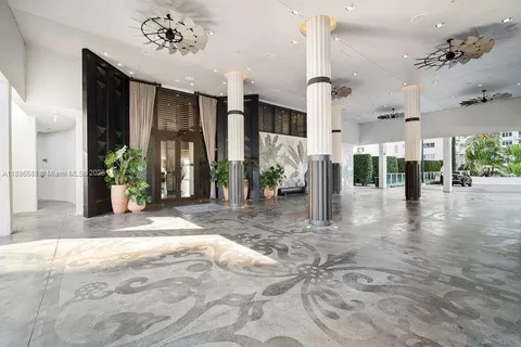 a view of entryway with a workspace