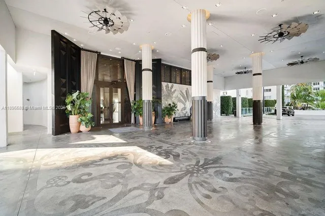 a view of entryway with a workspace