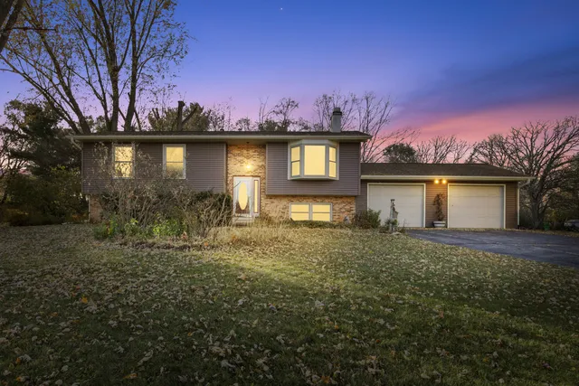 $299,900 | N1601 West Ra-Le Drive, Koshkonong, WI 53538