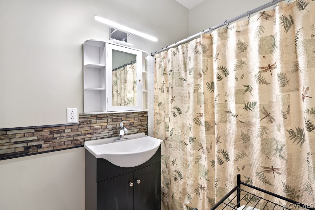 1767 Raintree Commons Drive Henrico, VA 23238 - Photo 19 of 27 a bathroom with a sink and a mirror