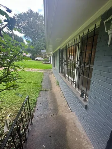 a view of a backyard with pathway