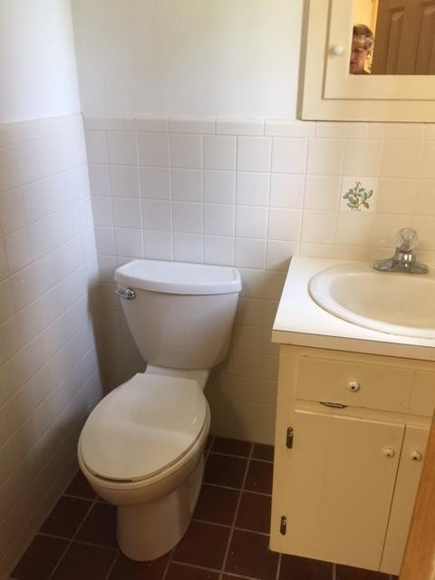 1940 Rivershore Road Elizabeth City, NC 27909 - Photo 28 of 36 Half-Bath off of the Laundry Room