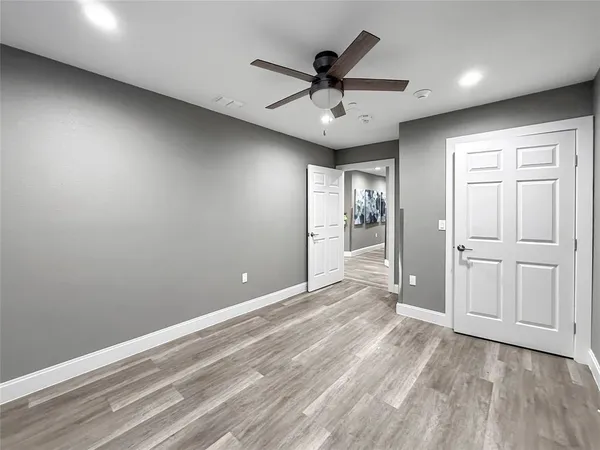 a view of a livingroom with a ceiling fan & entryway