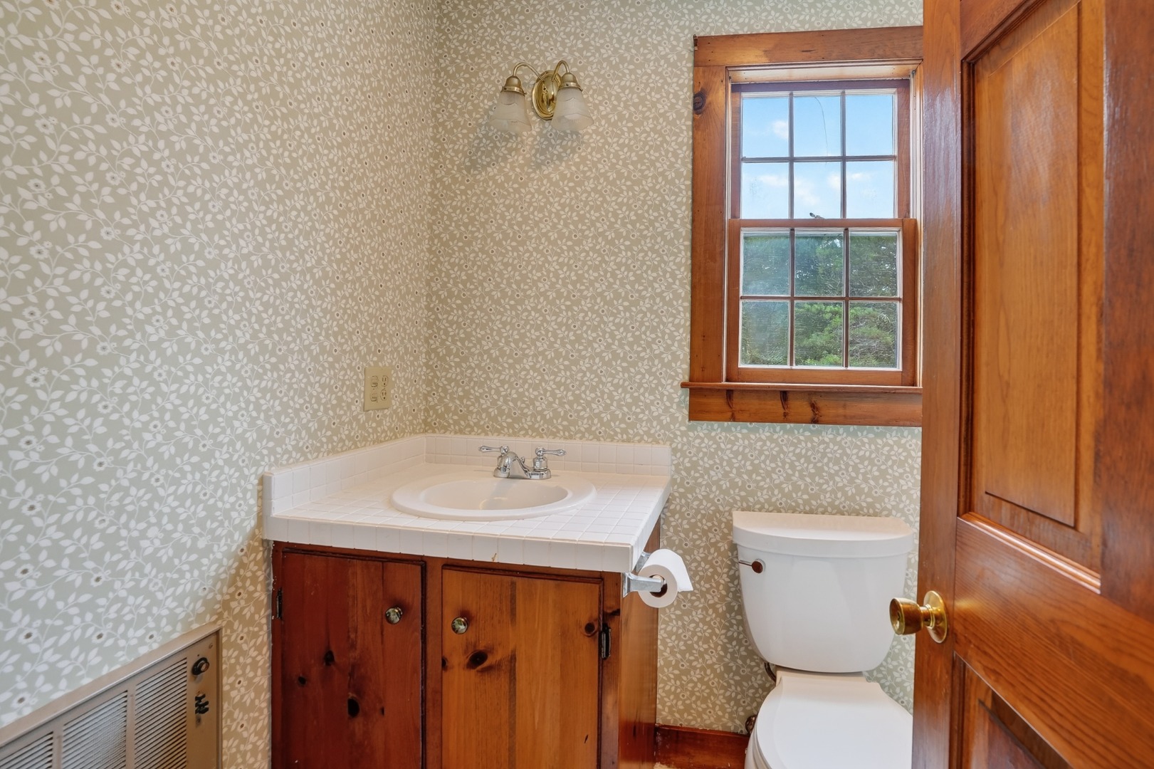 9 Marthas Road Edgartown, MA 02539 - Photo 10 of 22 Bathroom #2 Second Floor