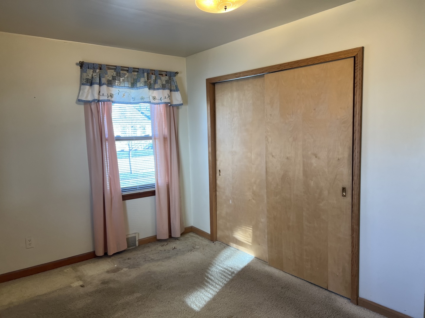681 South Tanner Avenue Kankakee, IL 60901 - Photo 13 of 33 a view of an empty room with a window