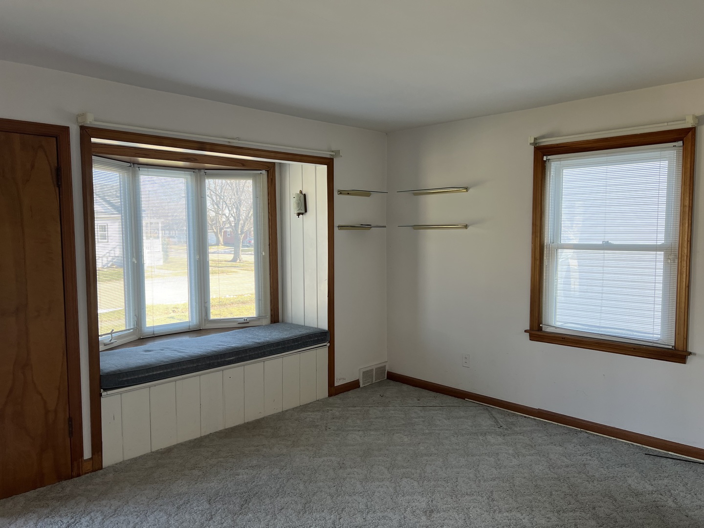 681 South Tanner Avenue Kankakee, IL 60901 - Photo 2 of 33 an empty room with a window