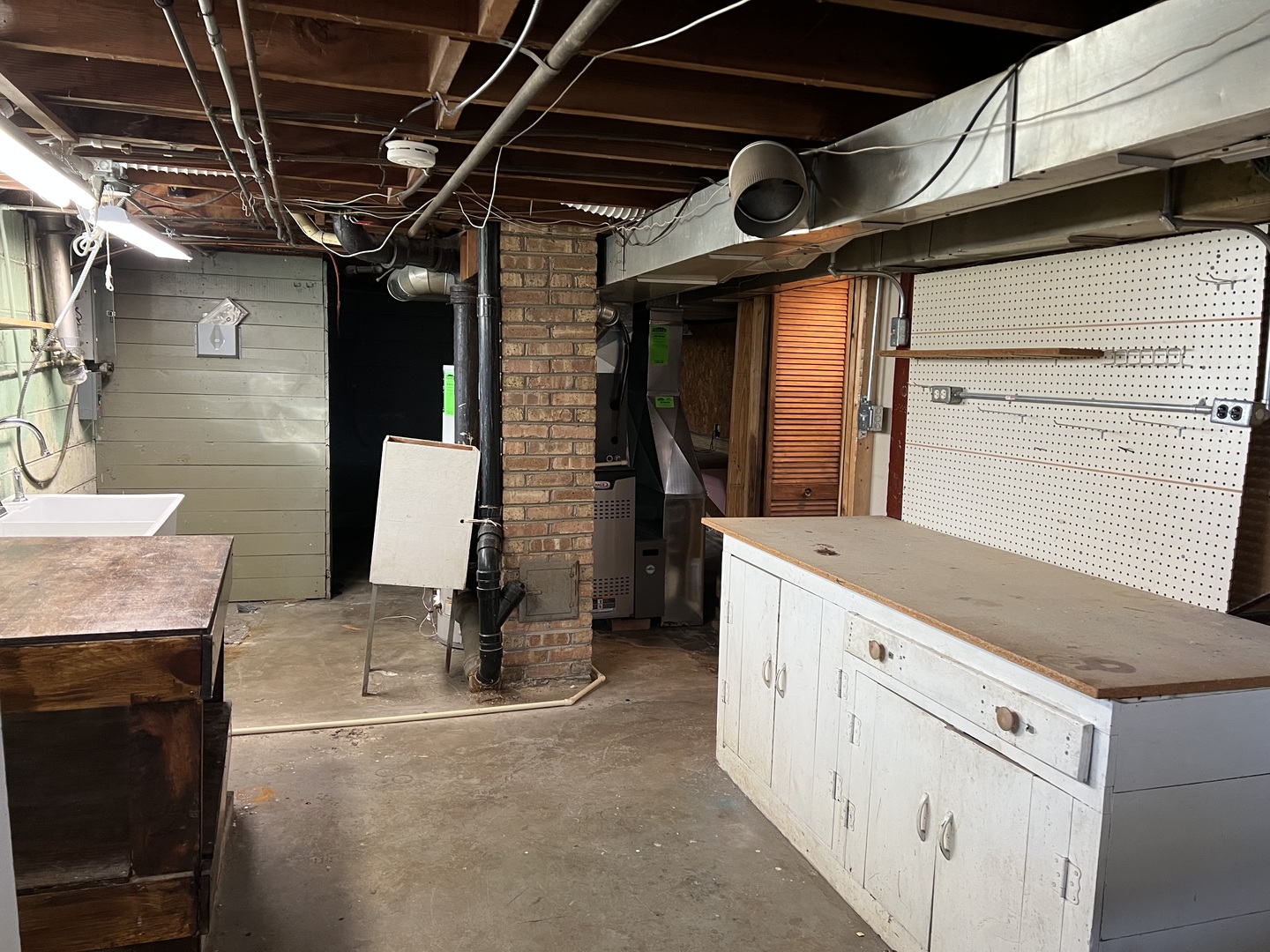 681 South Tanner Avenue Kankakee, IL 60901 - Photo 21 of 33 a storage room with washer and dryer