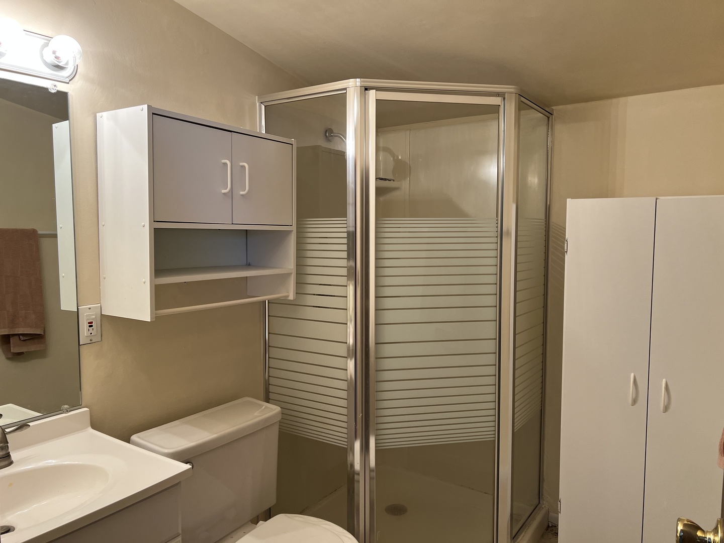 681 South Tanner Avenue Kankakee, IL 60901 - Photo 24 of 33 a bathroom with a toilet a sink and shower