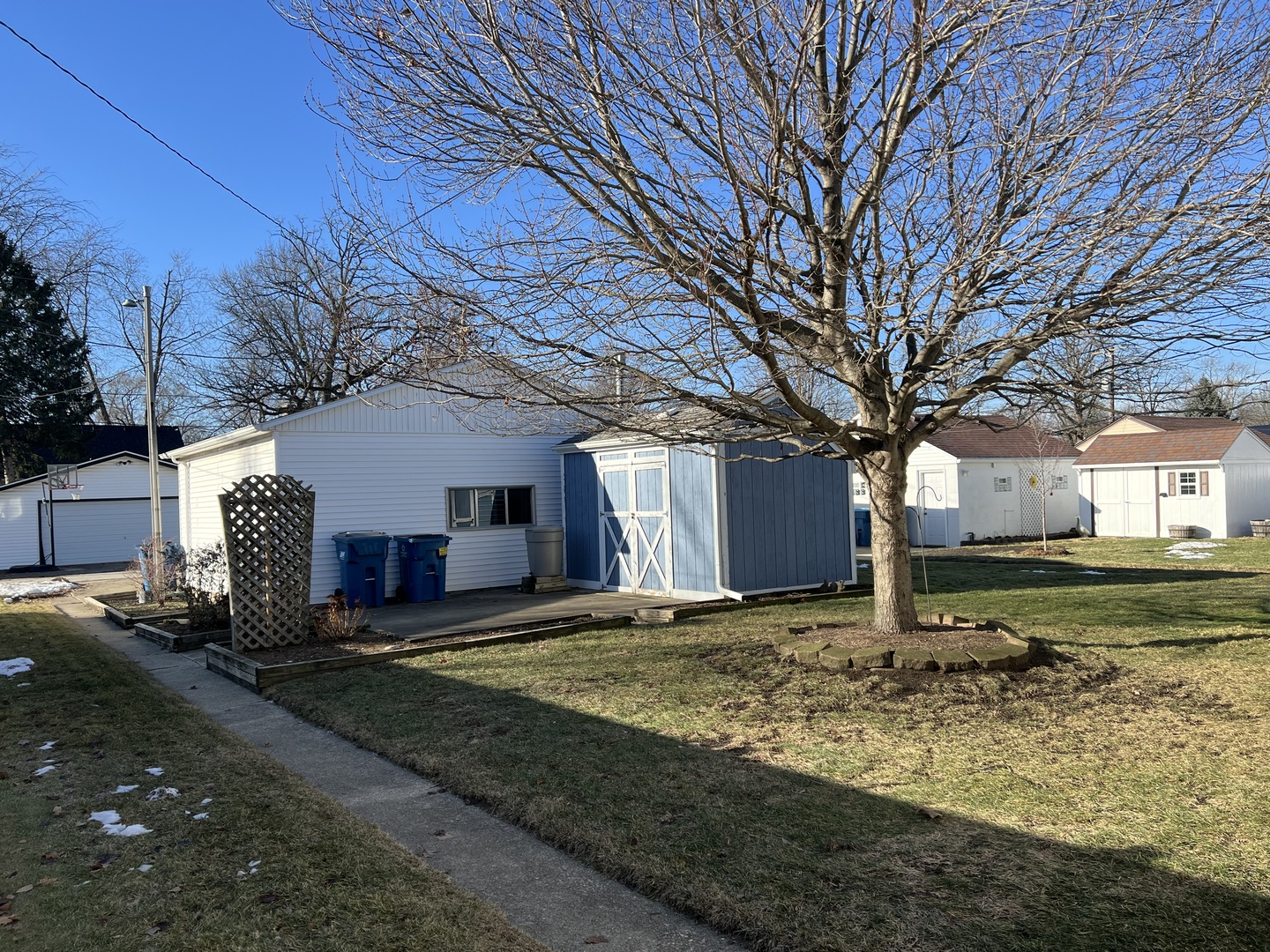 681 South Tanner Avenue Kankakee, IL 60901 - Photo 29 of 33 a view of a house with a yard covered in snow