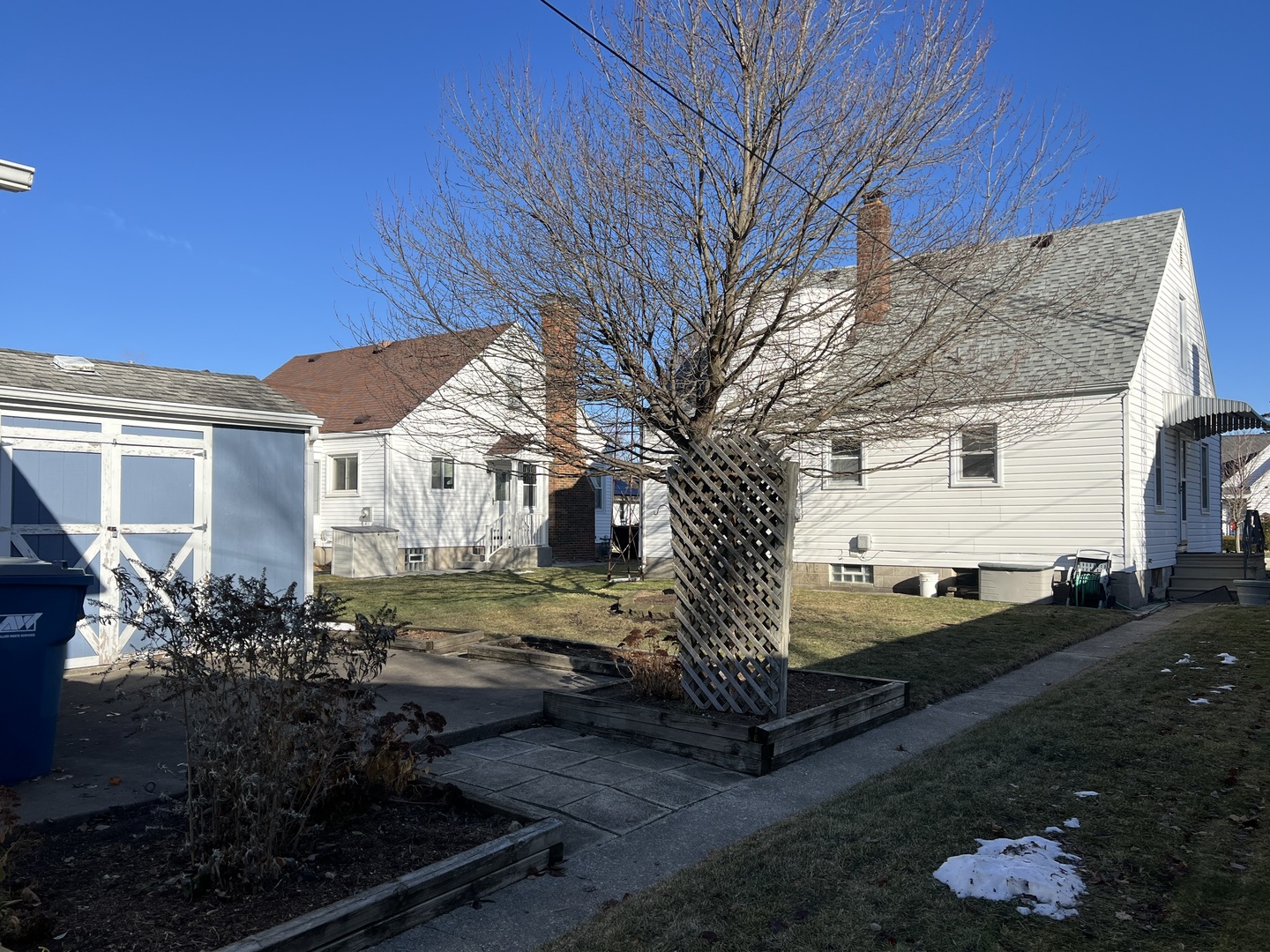 681 South Tanner Avenue Kankakee, IL 60901 - Photo 30 of 33 a front view of a house with garden