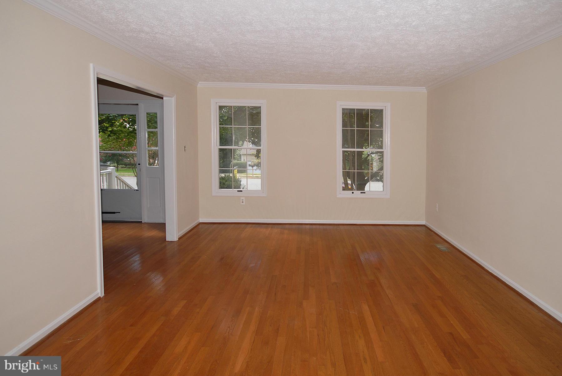 11436 Tanbark Drive Reston, VA 20191 - Photo 4 of 19 Living Room