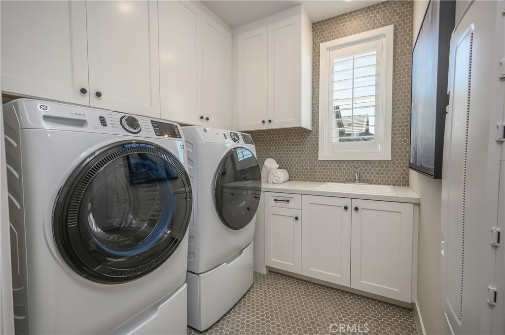 13093 Edgware Drive Rancho Cucamonga, CA 91739 - Photo 19 of 25 a utility room with dryer and washer