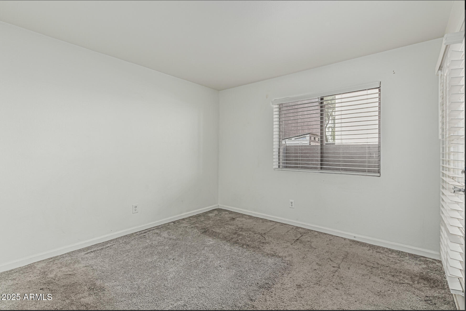 1065 West 1st Street, Unit 102 Tempe, AZ 85281 - Photo 14 of 24 an empty room with windows