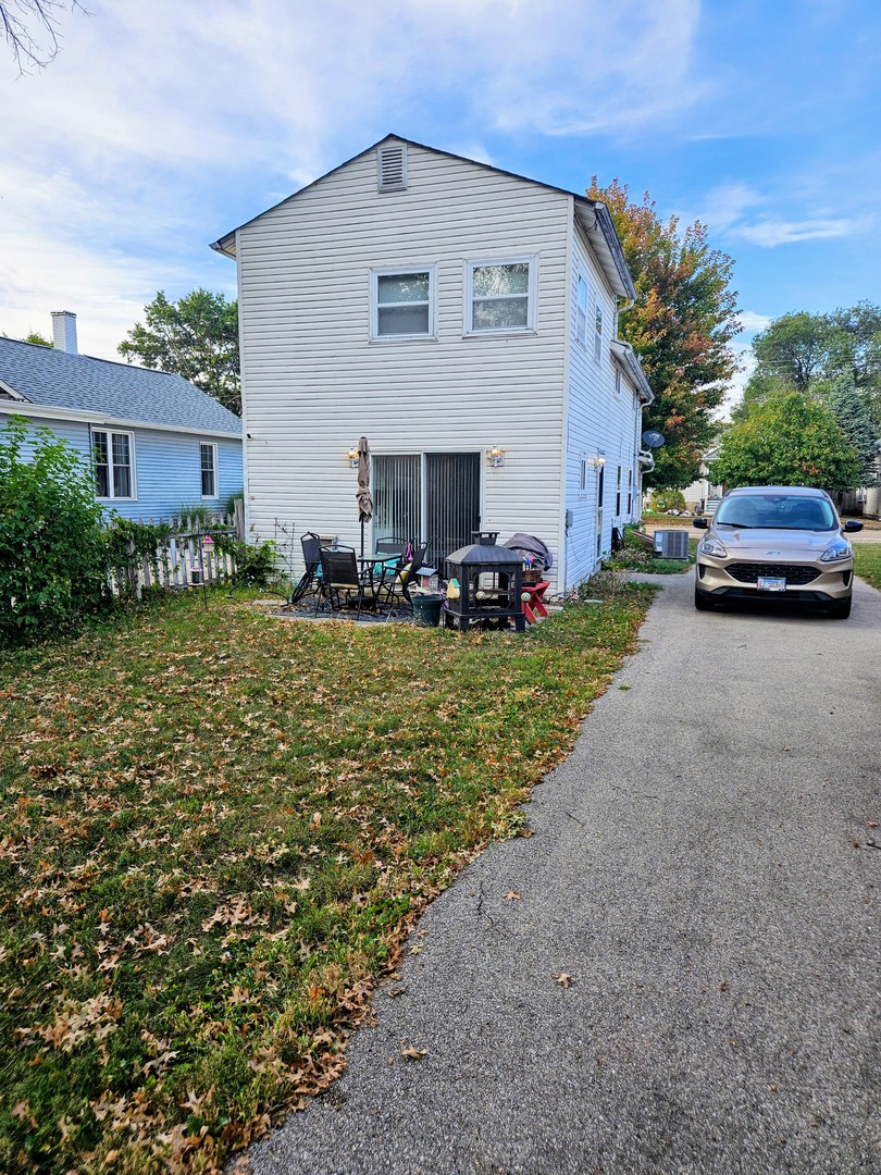 1213 West Main Street Ottawa, IL 61350 - Photo 2 of 11 a view of a house with a yard