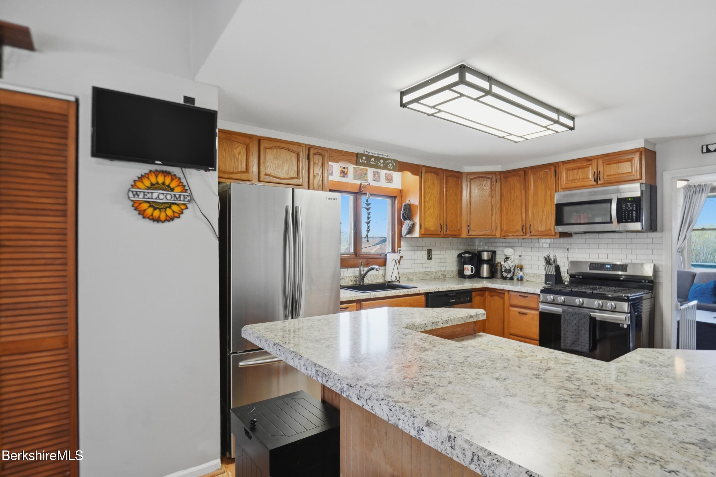 22 Broadway Street Pittsfield, MA 01201 - Photo 47 of 84 042_jan02319