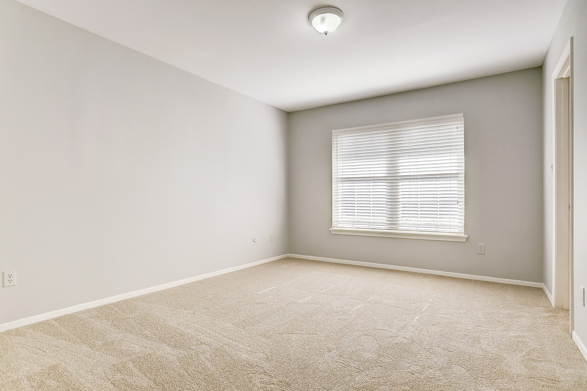 5312 Buffalo Speedway Houston, TX 77005 - Photo 11 of 19 Secondary bedroom 1.