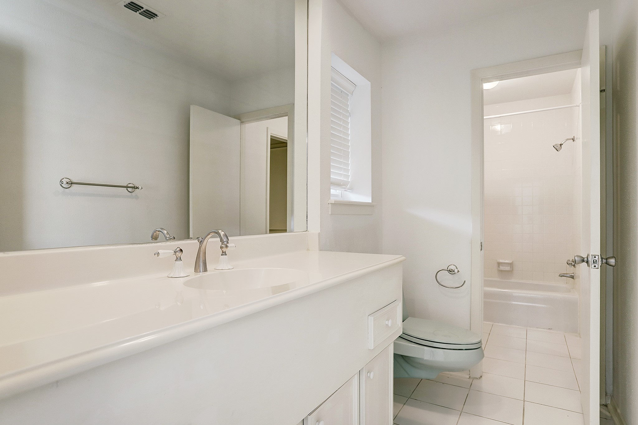 5312 Buffalo Speedway Houston, TX 77005 - Photo 13 of 19 Jack and Jill Bath.