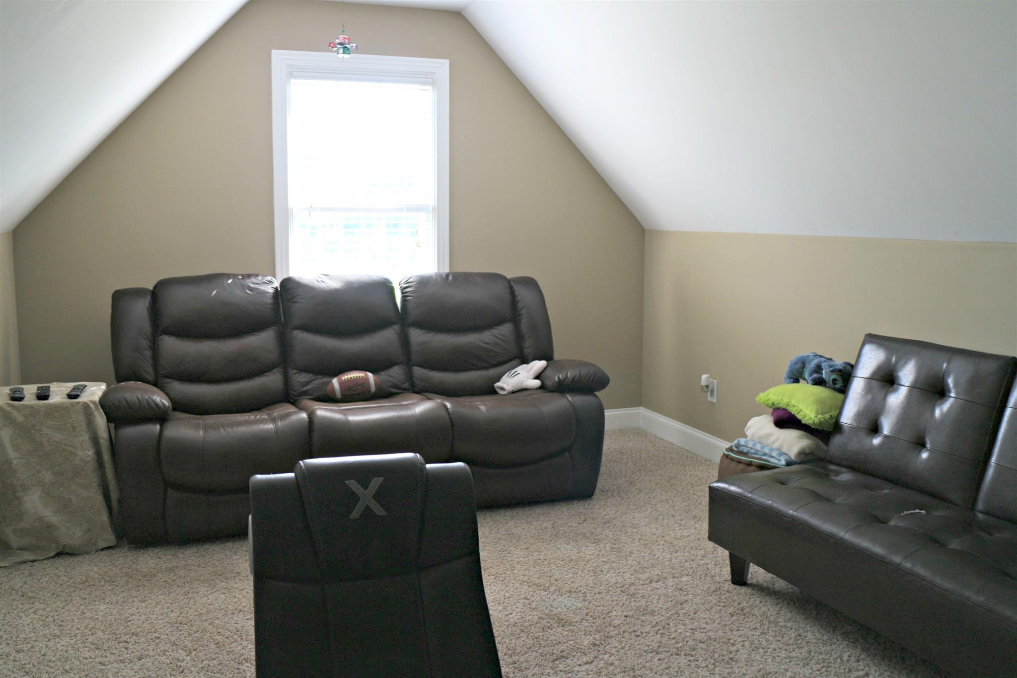 94 Ridgecrest Drive Winchester, TN 37398 - Photo 10 of 13 Huge bonus room that the kids will love.