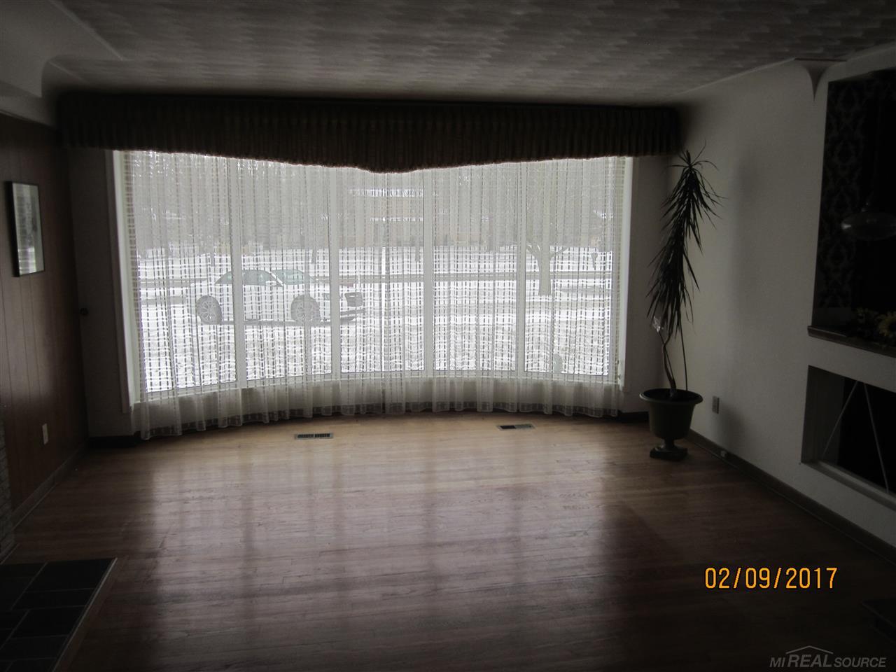 54055 Mound Road Utica, MI 48316 - Photo 9 of 30 LIVING ROOM