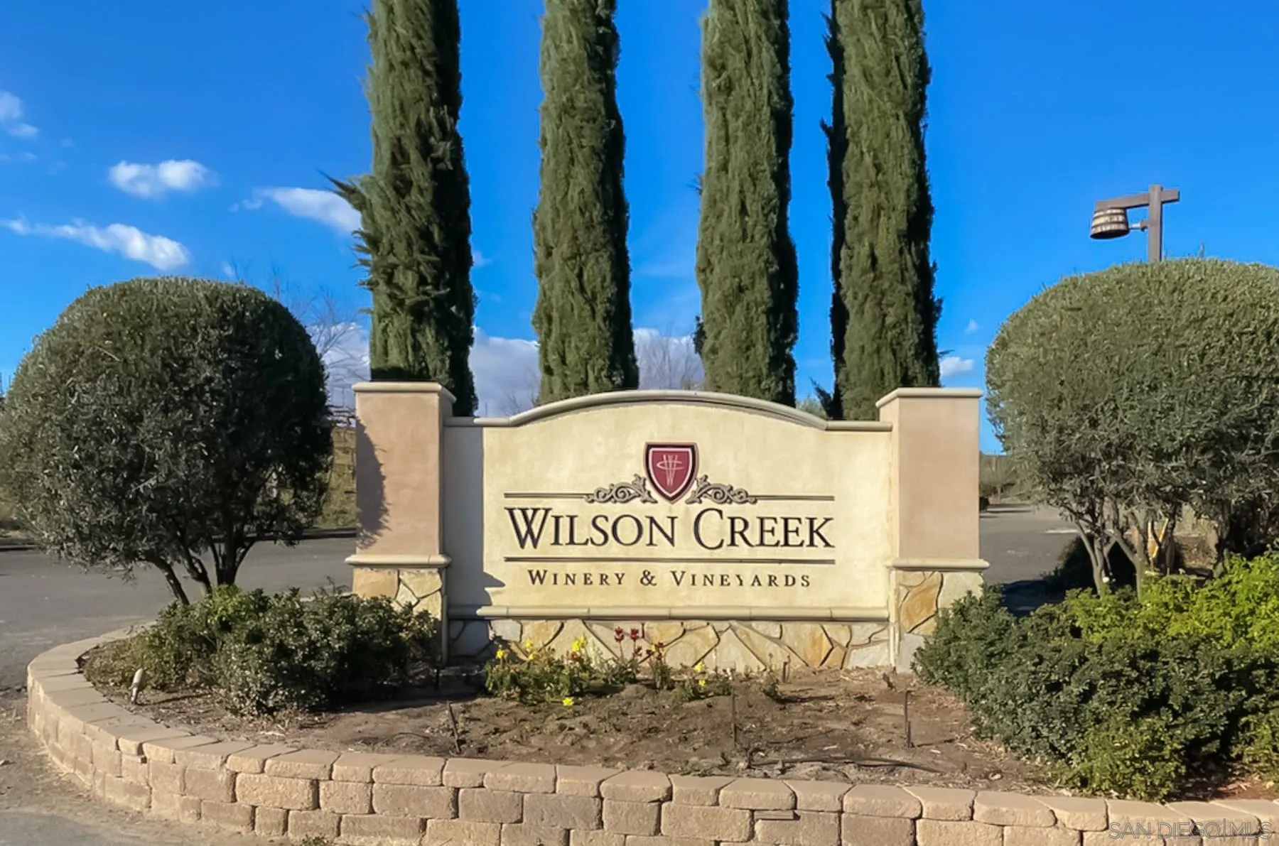 36005 Glen Oaks Road Temecula, CA 92592 - Photo 14 of 16 a sign on the side of a building