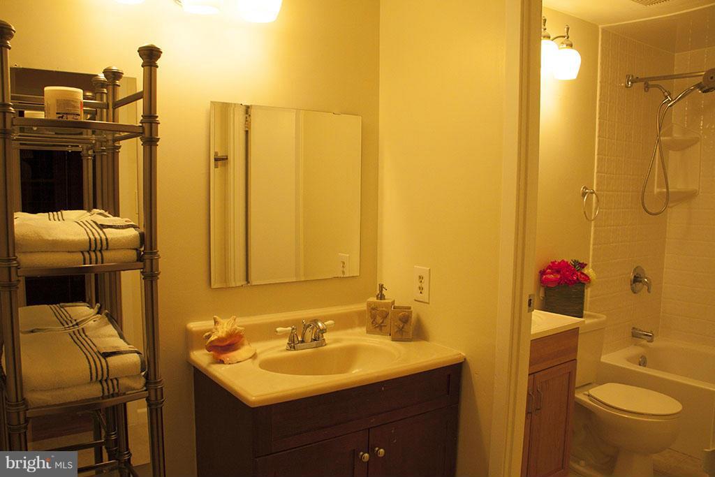 9923 Manet Road Burke, VA 22015 - Photo 15 of 27 Bath