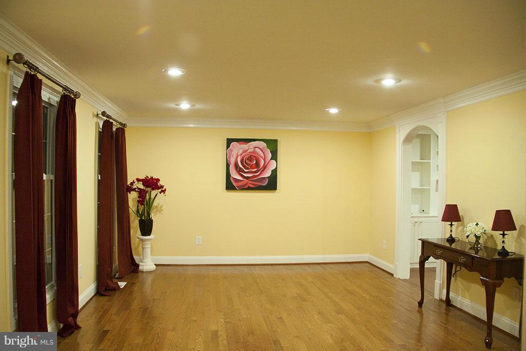 9923 Manet Road Burke, VA 22015 - Photo 6 of 27 Living Room