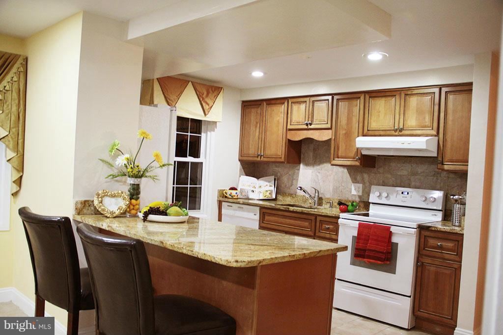 9923 Manet Road Burke, VA 22015 - Photo 7 of 27 Kitchen