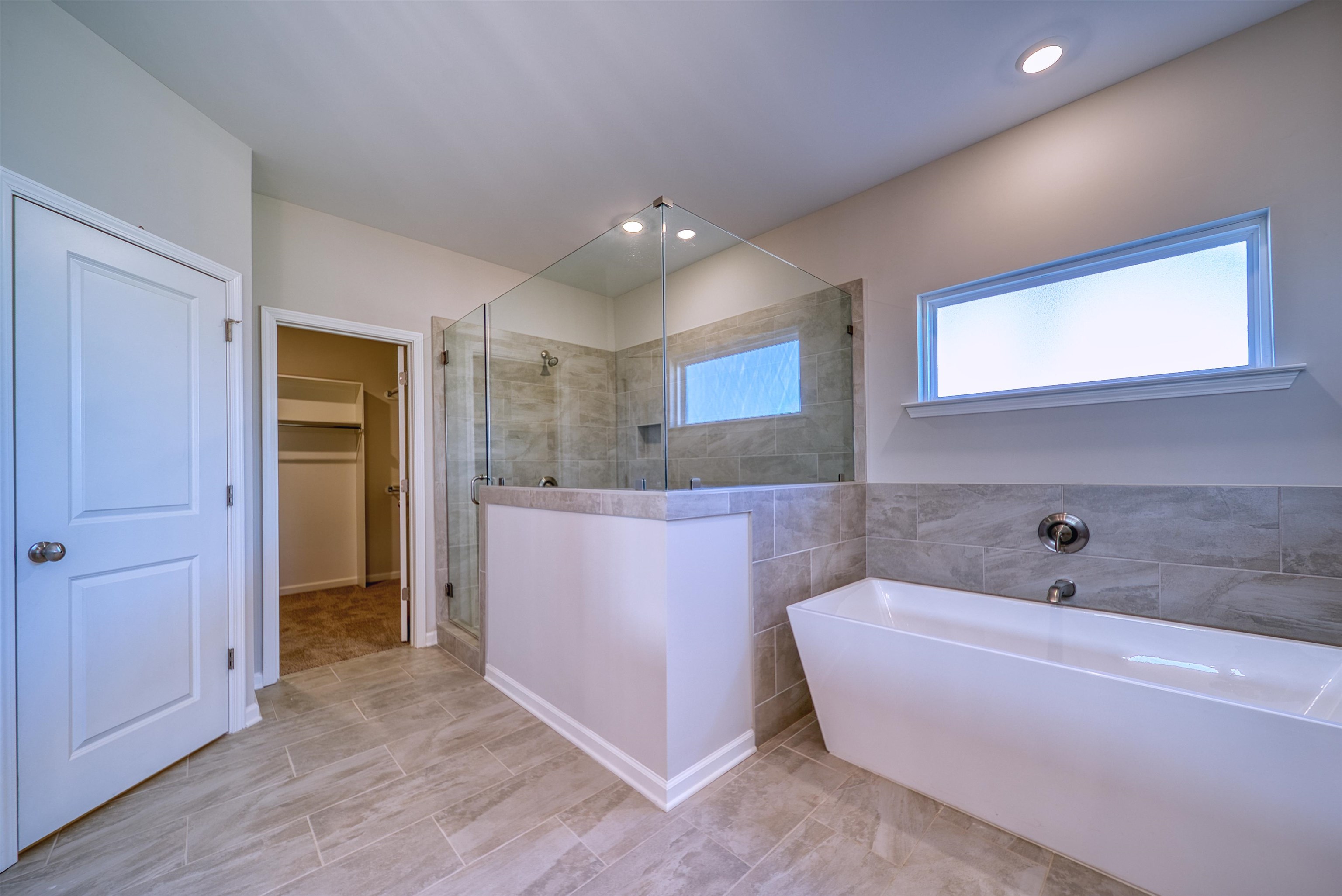 196 Como Lane Atoka, TN 38004 - Photo 10 of 40 a bathroom with a bathtub and a sink