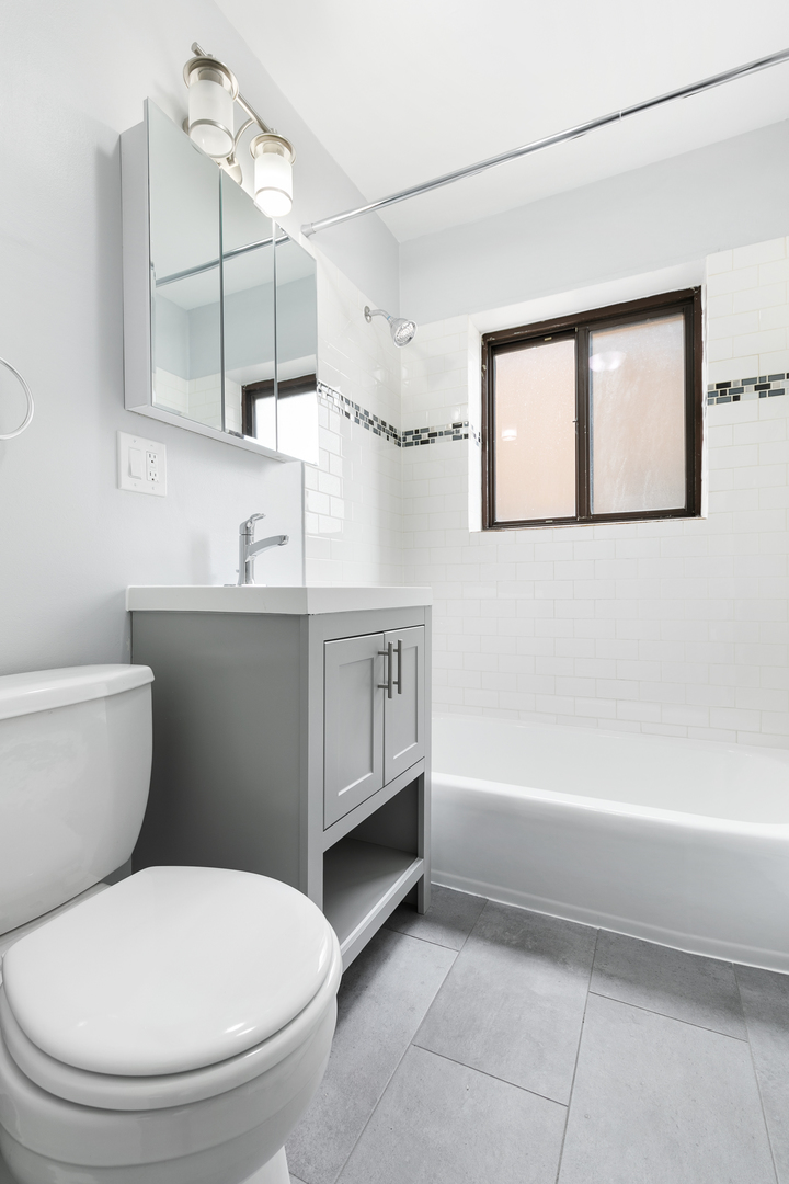 6826 North Ridge Boulevard, Unit 404 Chicago, IL 60645 - Photo 13 of 17 a bathroom with a toilet a sink and bathtub