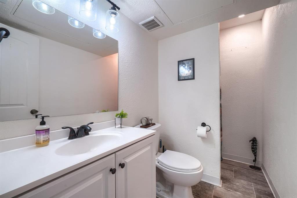 9613 County Road 4091 Scurry, TX 75158 - Photo 28 of 31 Apartment bathroom