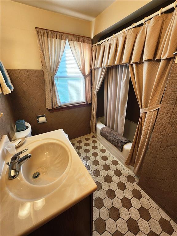 289 Scotland Lane New Castle, PA 16101 - Photo 20 of 35 a bathroom with a sink and a mirror