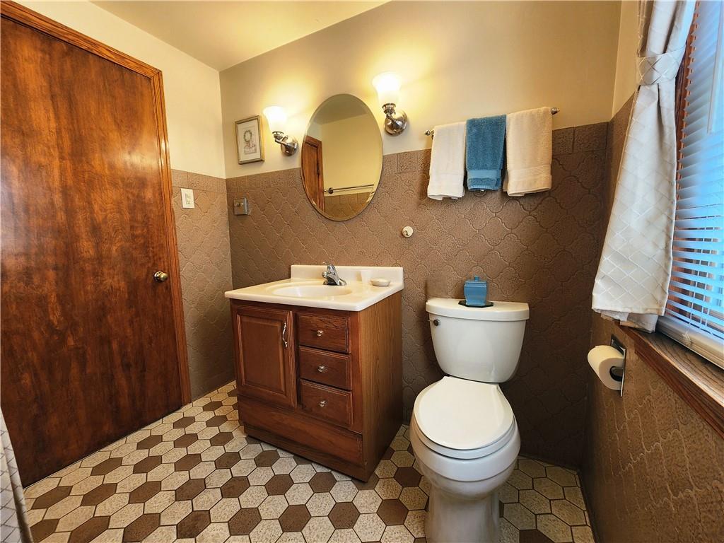 289 Scotland Lane New Castle, PA 16101 - Photo 21 of 35 a bathroom with a toilet a sink and a mirror
