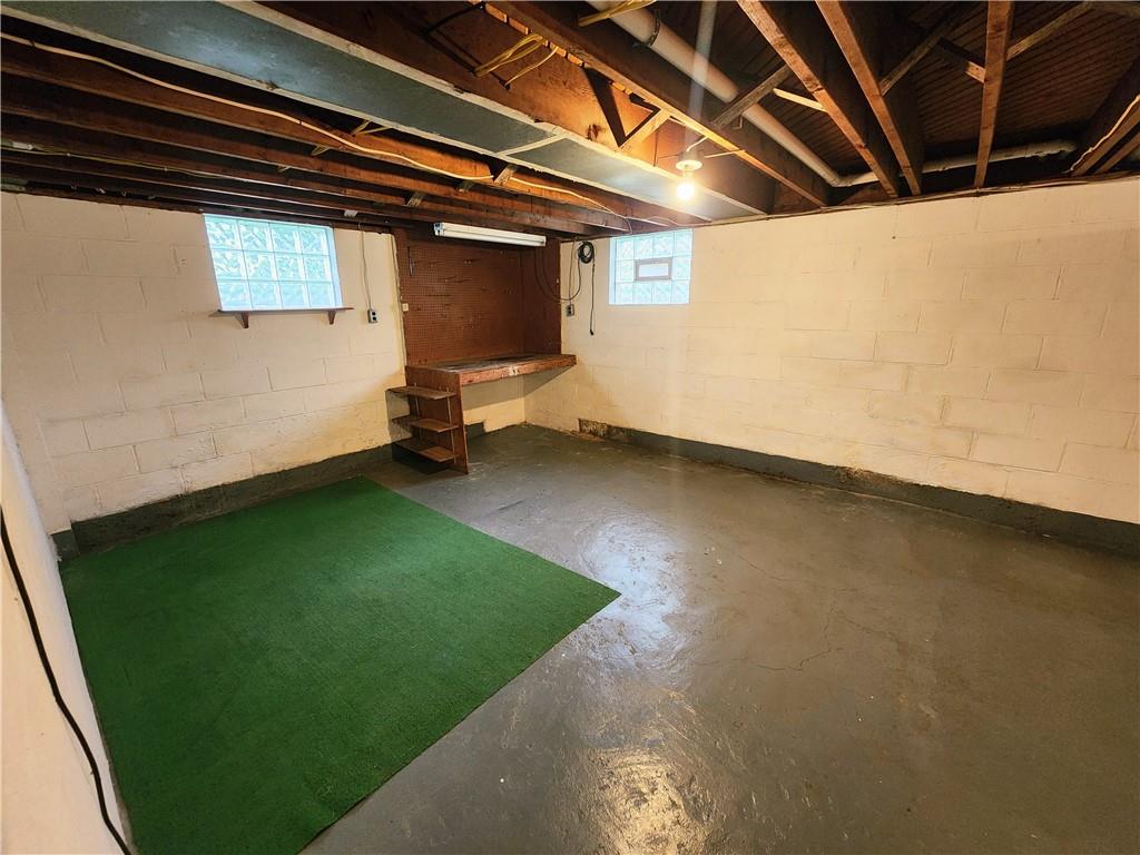 289 Scotland Lane New Castle, PA 16101 - Photo 27 of 35 a view of a room with gym equipment