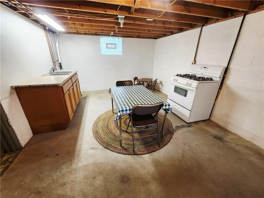 289 Scotland Lane New Castle, PA 16101 - Photo 28 of 35 a view of kitchen and hall with furniture
